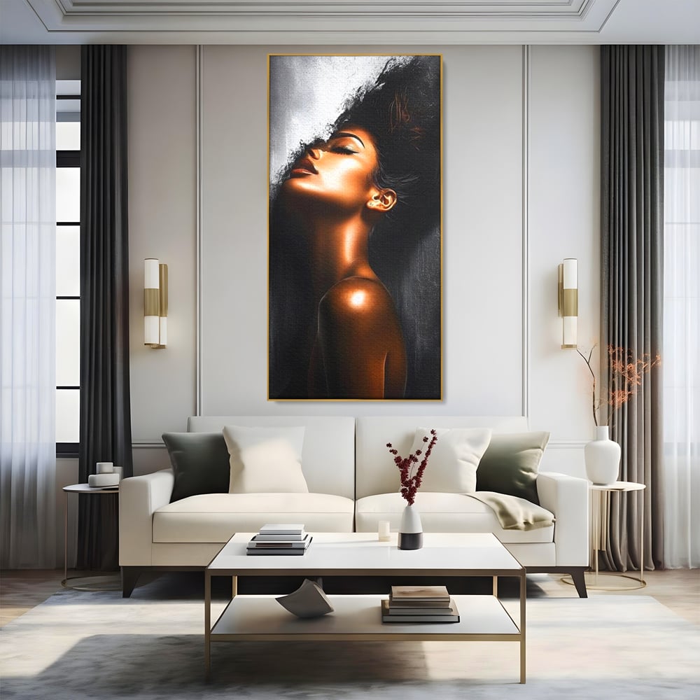 Tablou canvas cu tablou canvas cu portretul unei femei, in rama de aluminiu auriu, pe perete intr-un living